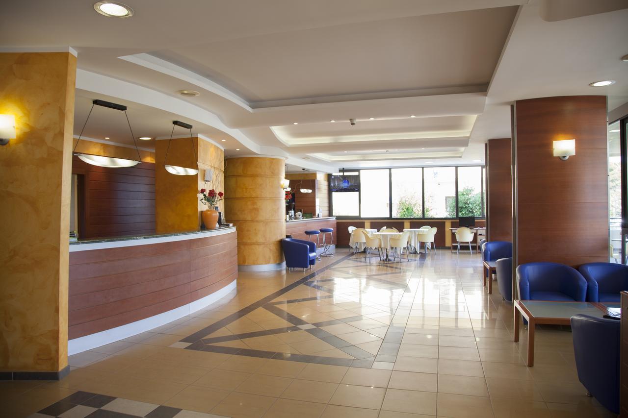 Hotel Atlas Alba Adriatica Exterior foto