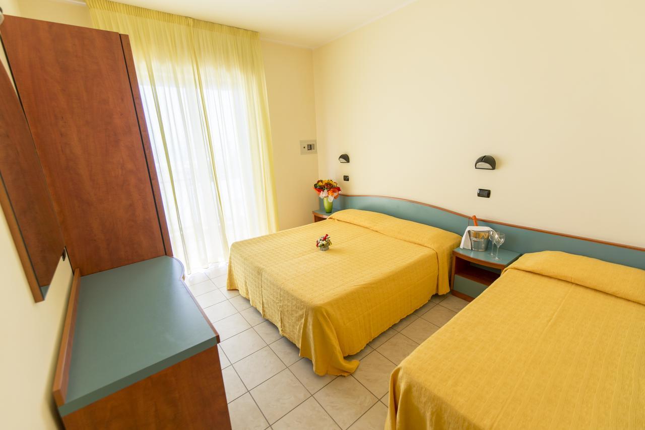 Hotel Atlas Alba Adriatica Exterior foto
